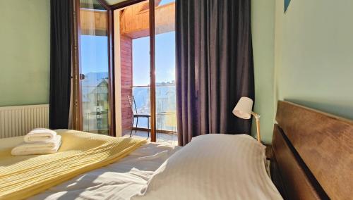 una camera con letto e finestra con vista di New Gudauri Apartments a Gudauri