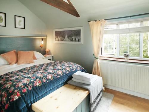 um quarto com uma cama e uma janela em Archers Cottage em Leominster