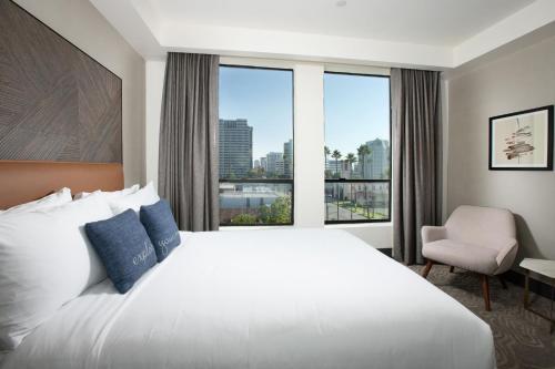 a hotel room with a large bed and a window at The Glenmark, Glendale, a Tribute Portfolio Hotel in Glendale