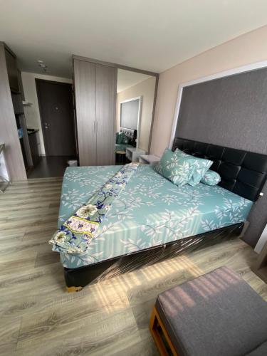 Bulakbumi的住宿－Icon inn，一间卧室配有一张大床和大床头板