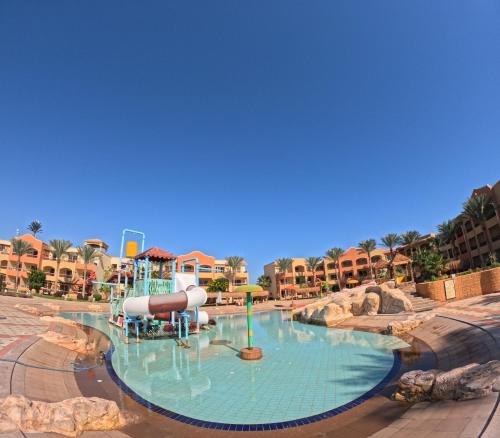 een waterpark in een resort met een waterglijbaan bij Regency Plaza Aqua Park and Spa Resort in Sharm El Sheikh