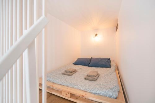 een kleine slaapkamer met een bed in een kamer bij Le Laurencin Sens - Le cocon in Sens