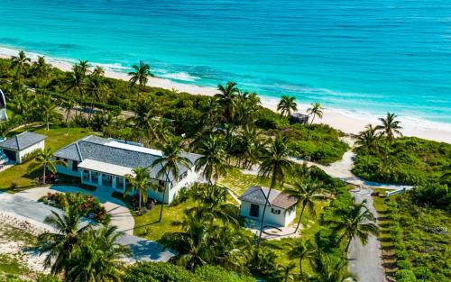 總督港的住宿－Pineapple House home，海滩上房屋的空中景致