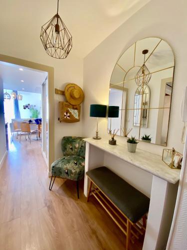 - un salon avec une table et un miroir dans l'établissement Le somptueux Le Gallia, à Cannes