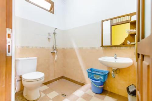 a bathroom with a toilet and a sink at Villa Alicia in Yogyakarta