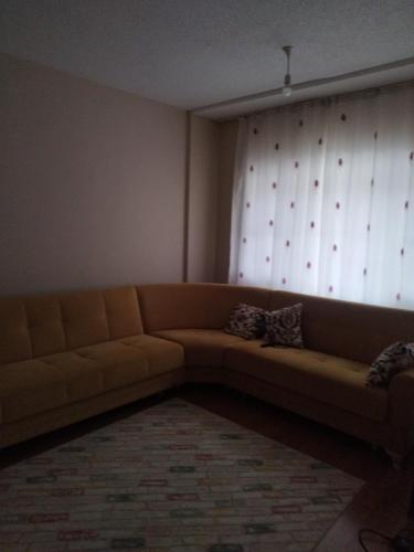 um sofá numa sala de estar com uma janela em Söke toki em Soke