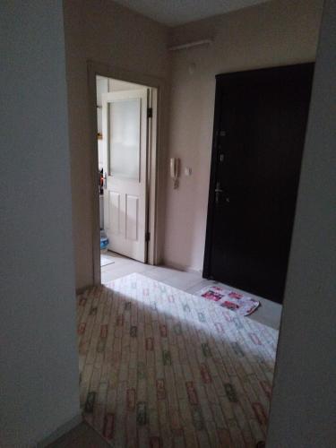 uma sala vazia com uma porta que leva a um quarto em Söke toki em Soke