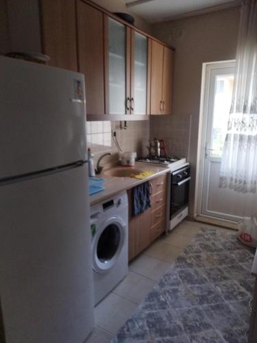 uma cozinha com um frigorífico branco e uma máquina de lavar louça em Söke toki em Soke
