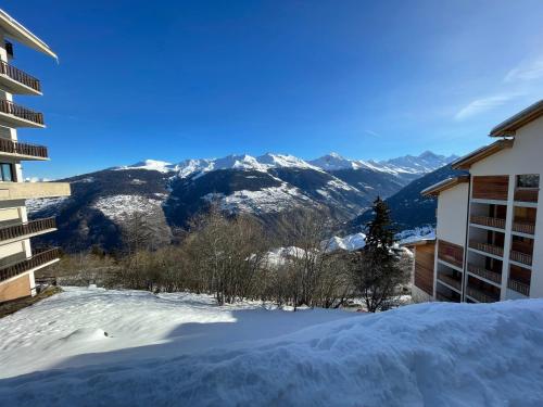 - une vue sur la neige depuis le balcon d'un hôtel dans l'établissement Escapade montagnarde idéale !, à Vex