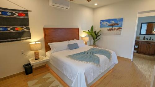 Giường trong phòng chung tại Pufferfish Villas