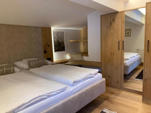 um quarto com 2 camas e um grande armário em Ferienwohnungen Monika Winter em Kleinarl
