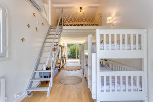 - une chambre avec 2 lits superposés et un escalier dans l'établissement Villa de 277m² climatisée avec piscine chauffée à Fayence, à Fayence