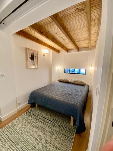 - une petite chambre avec un lit et un tapis dans l'établissement Le somptueux Le Gallia, à Cannes