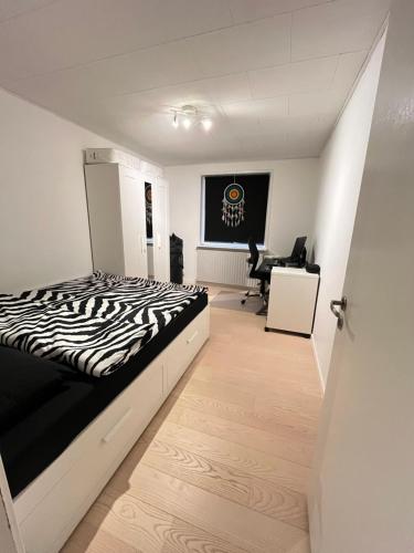 Dedicated Bedroom & Bathroom in Billund near Lego House & Legoland في بيلوند: غرفة نوم فيها سرير ومكتب