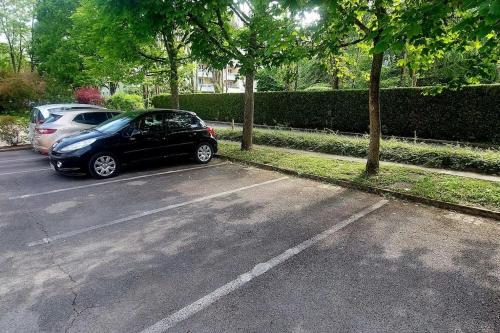 czarny samochód zaparkowany na parkingu w obiekcie Studio Faubourg-Raines w mieście Dijon