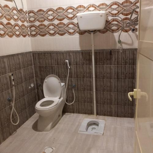 La salle de bains est pourvue de toilettes et d'un lavabo. dans l'établissement لؤلؤ الدرب...ليالي ملكية, à Qarār