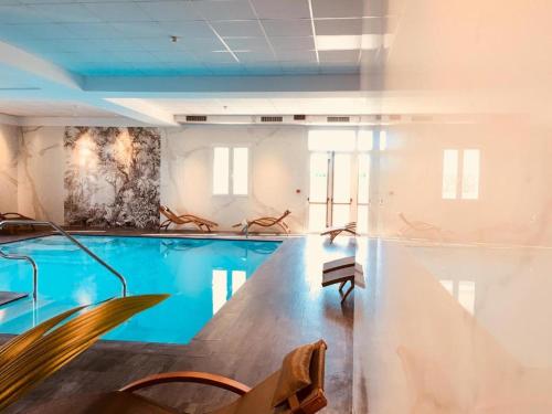 duży basen z błękitnym basenem w obiekcie Hotel Formula Int. & Puravita SPA w mieście Rosolina