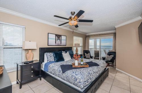 クリアウォーター・ビーチにあるVillas of Clearwater Beach - Unit A11のベッドと天井扇風機のある寝室