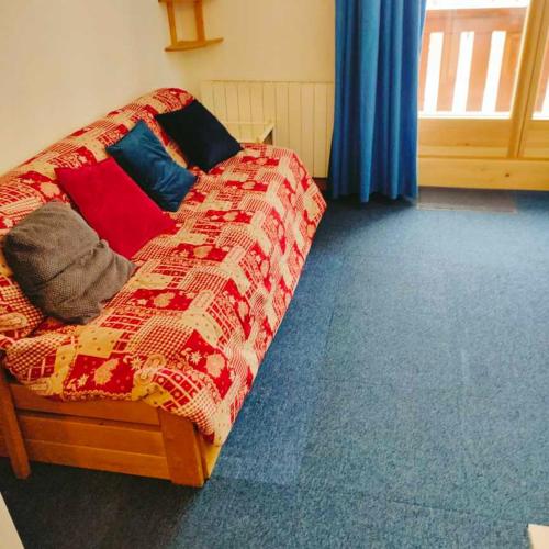 Een bed of bedden in een kamer bij appartement ski au pied residence altineige val thorens