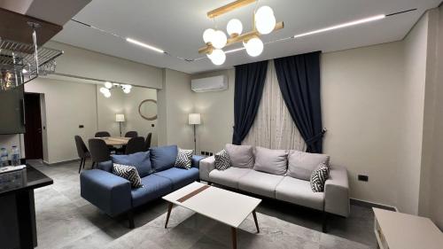 O zonă de relaxare la Luxury apartment El Mohandessen