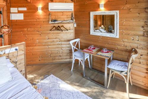 a room with a table and chairs in a cabin at Les Suites in Santa María de Palautordera