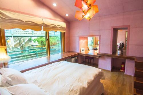 - une chambre avec un lit, un bureau et un miroir dans l'établissement Hanso Presidential Suite Hanok Hotel, à Séoul