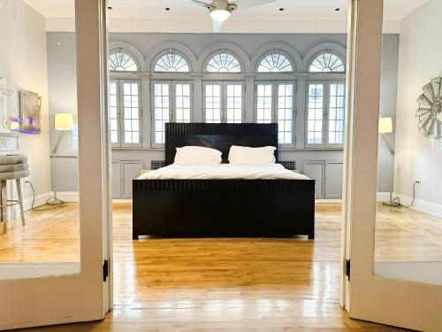 Säng eller sängar i ett rum på The Historic Lyric Penthouse with Private Rooftop