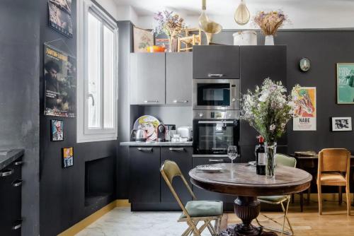Virtuvė arba virtuvėlė apgyvendinimo įstaigoje Romantic Montmartre apartment opposite Sacré-Coeur