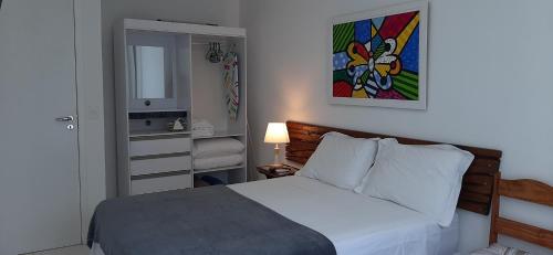 カボ・フリオにあるFlat 404 Hotel Mandaiのベッドルーム1室(ベッド1台付)が備わります。壁には絵画が飾られています。