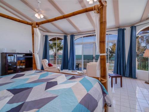 - une chambre avec un lit et une vue sur l'océan dans l'établissement Huge luxury on the beach, à San Felipe