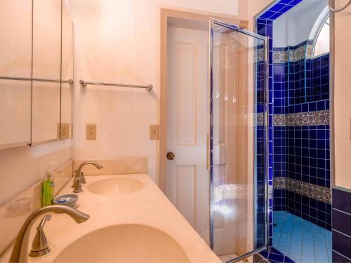 La salle de bains est pourvue d'un lavabo et d'une douche. dans l'établissement Huge luxury on the beach, à San Felipe