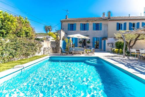 une piscine devant une maison dans l'établissement Villa La Bastide l Authentic & Pool l Shellter Rentals, à Saint-Tropez