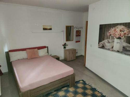 a bedroom with a bed in a white room at Halle, TOP -PREISE, große 79 qm SD FeWo, EG, wahlweise mit 1- 3 DZ, inklusiv TV Lounge, Küche, Bad WC Einfach und gut, Langzeitmieter VB Preise in Halle an der Saale