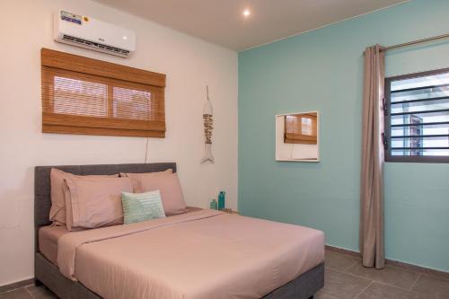 een slaapkamer met een bed in een kamer bij Playa Feliz Apartments Bonaire in Kralendijk