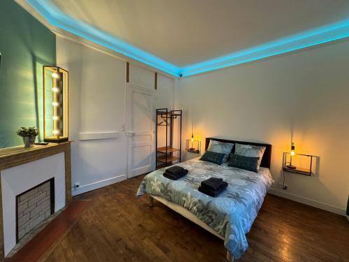 une chambre avec un lit et une cheminée dans l'établissement L'Escale, à Rennes