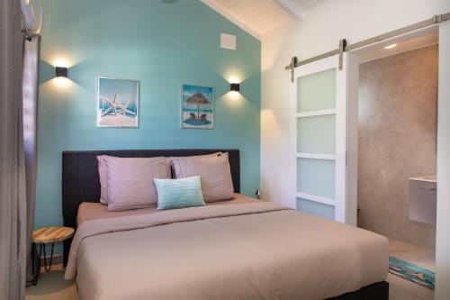 เตียงในห้องที่ Playa Feliz Apartments Bonaire