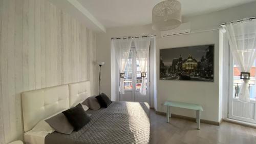 - une chambre avec un grand lit et une fenêtre dans l'établissement Stay Inn Madrid, à Madrid