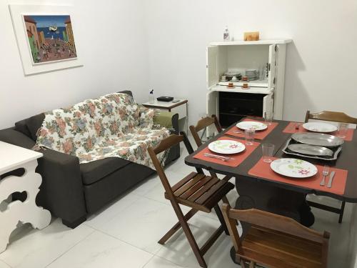 un soggiorno con tavolo e divano di COPACABANA 2 Quartos e Sala, QUADRA DA PRAIA no Posto 6 a Rio de Janeiro