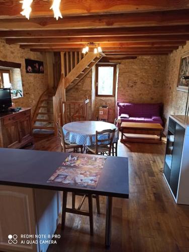 un salon avec une table et un canapé dans l'établissement La Francotine, à Lherm