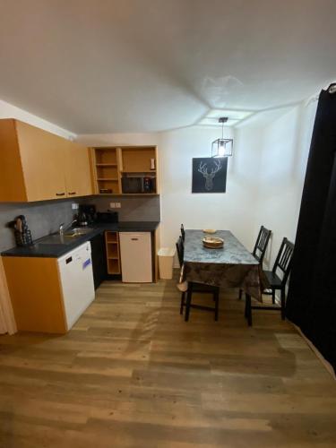 Photo de la galerie de l'établissement Les Orres 1800 - Appartement t1 bis pieds des pistes - accès piscine - parking privé, aux Orres