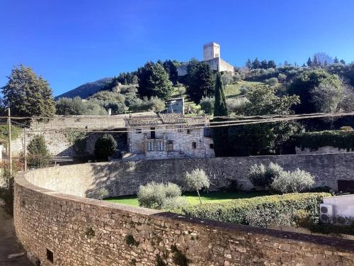 ein altes Steinhaus an der Seite eines Hügels in der Unterkunft Casa Balani in Assisi