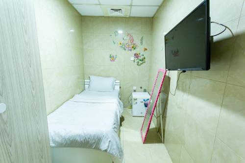 Tempat tidur dalam kamar di Small Budget Rooms for 'girls' only in Dubai, Marina
