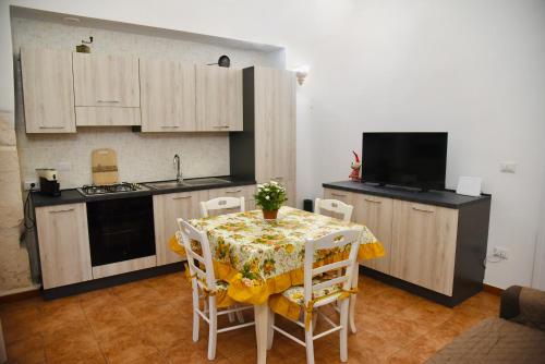 una cocina con mesa y mantel. en La casa di Nonno Peppe, en Martina Franca