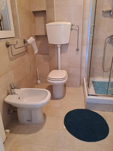 a bathroom with a toilet and a sink and a shower at B&B Monolocale Piazza Dante in Teramo