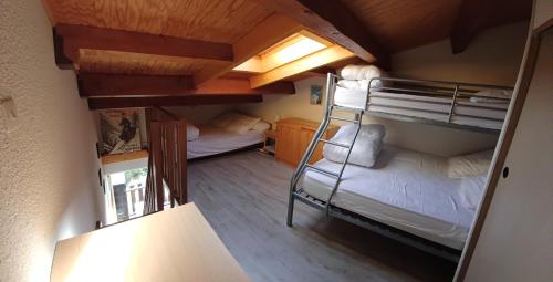 an overhead view of a bunk bed room with two bunk beds at Avec Wifi - Studio en pleine nature Puyvalador in Puyvalador