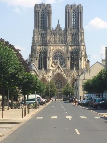Le Grand Est Scandinave, centre ville, proche cathédrale في رانس: كاتدرائية كبيرة أمامها طريق