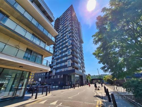 een hoog gebouw midden in een straat bij Whitechapel Two Bedroom Luxury Apartment - Free Private Parking - City Views in Londen