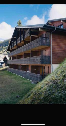 un grand bâtiment avec des balcons sur le côté dans l'établissement Appartement-Châtel / Apartment-Châtel-resort, à Châtel