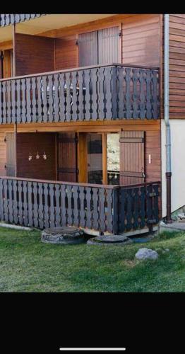 une maison avec une terrasse en bois à l'avant dans l'établissement Appartement-Châtel / Apartment-Châtel-resort, à Châtel