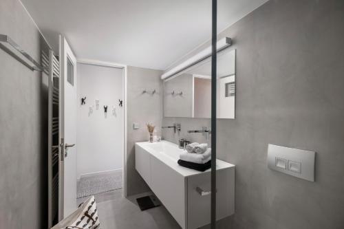Modern Apartment in Acropolis Area